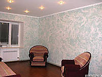 Потолок из пластиковых панелей.Отделка стен  жидкими обоями,на полу ламинат