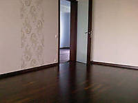 обои простые с элементоми фрезок, ламинат под кожу