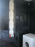 чёрные пластиковые панели и белая плитка